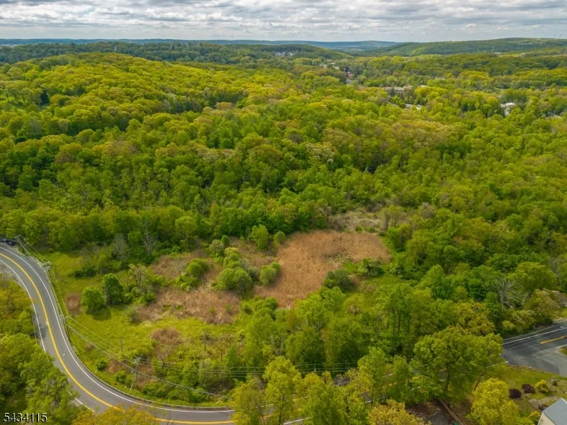 28 Brooklyn Stanhope Rd Hopatcong, NJ 07874