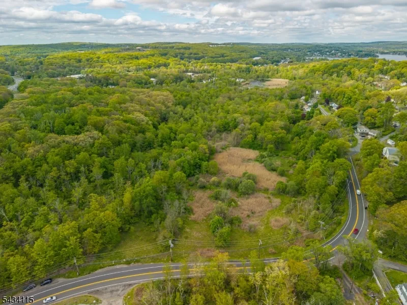 28 Brooklyn Stanhope Rd Hopatcong, NJ 07874