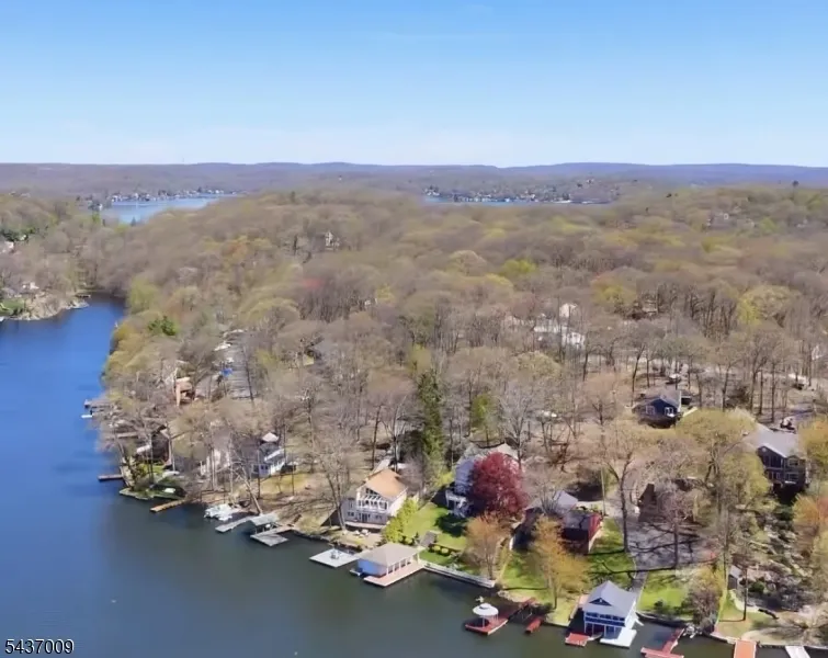 5 Oneida Ave Hopatcong, NJ 07843