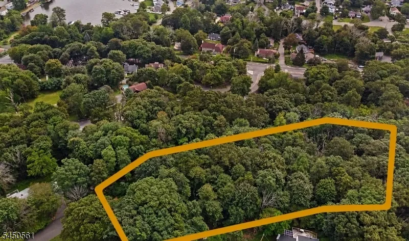 4 Winding Hill Rd Hopatcong, NJ 07843