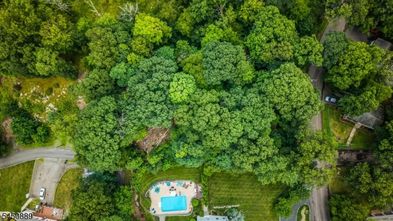 5 Toth Ln Hopatcong, NJ 07843