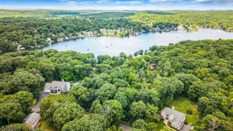 5 Toth Ln Hopatcong, NJ 07843