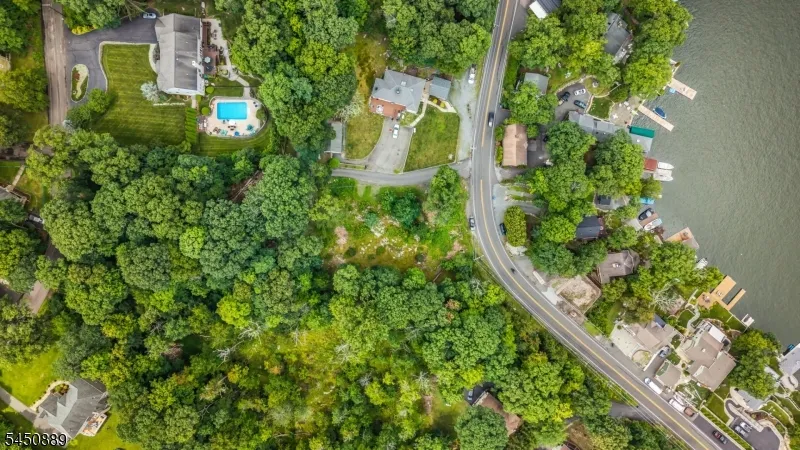 5 Toth Ln Hopatcong, NJ 07843