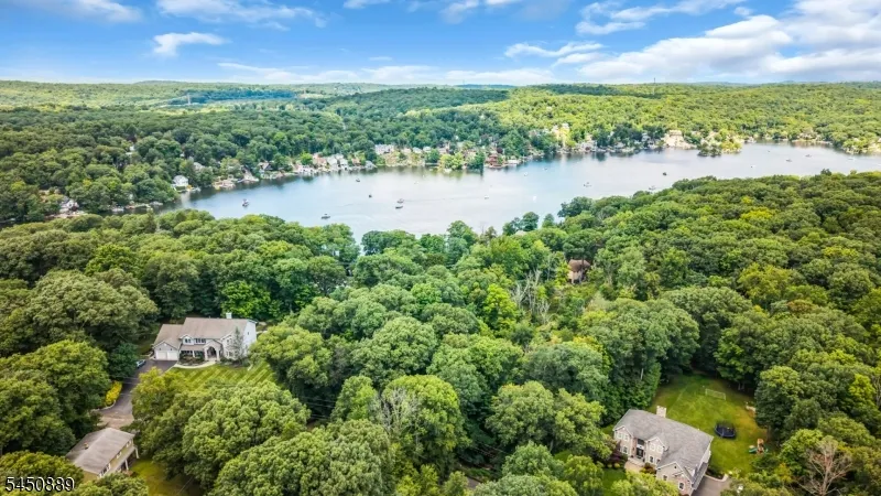 5 Toth Ln Hopatcong, NJ 07843