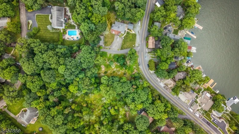 5 Toth Ln Hopatcong, NJ 07843