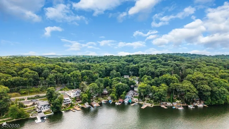5 Toth Ln Hopatcong, NJ 07843