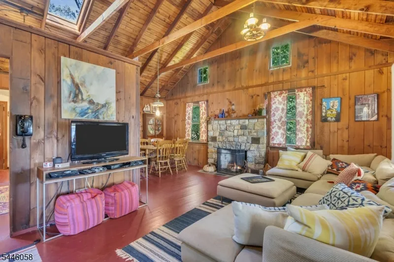 22 Ithanell Rd Hopatcong, NJ 07843