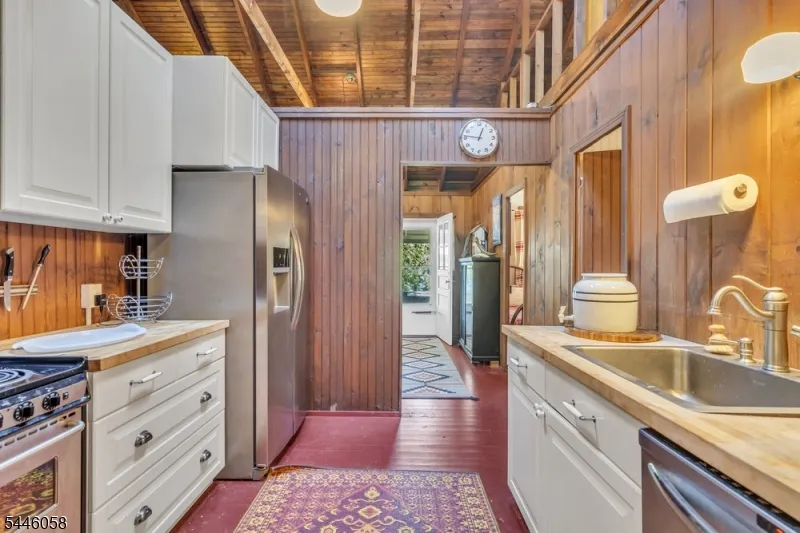 22 Ithanell Rd Hopatcong, NJ 07843