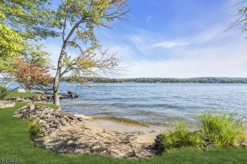 22 Ithanell Rd Hopatcong, NJ 07843