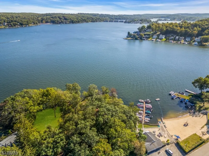 22 Ithanell Rd Hopatcong, NJ 07843