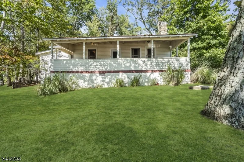 22 Ithanell Rd Hopatcong, NJ 07843