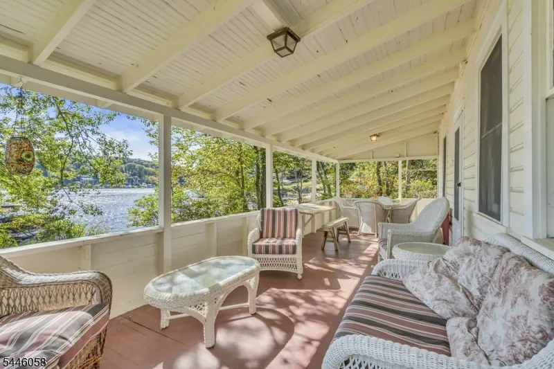 22 Ithanell Rd Hopatcong, NJ 07843
