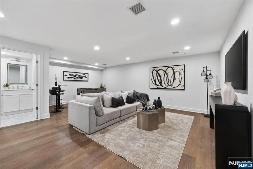 15 Gabriel Court 15 Paramus, NJ 07652