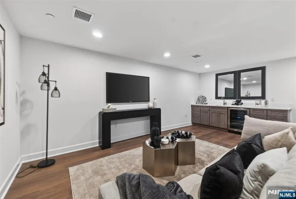 15 Gabriel Court 15 Paramus, NJ 07652