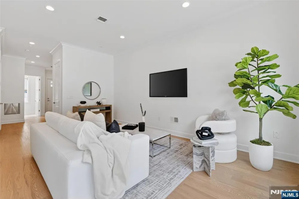 15 Gabriel Court 15 Paramus, NJ 07652