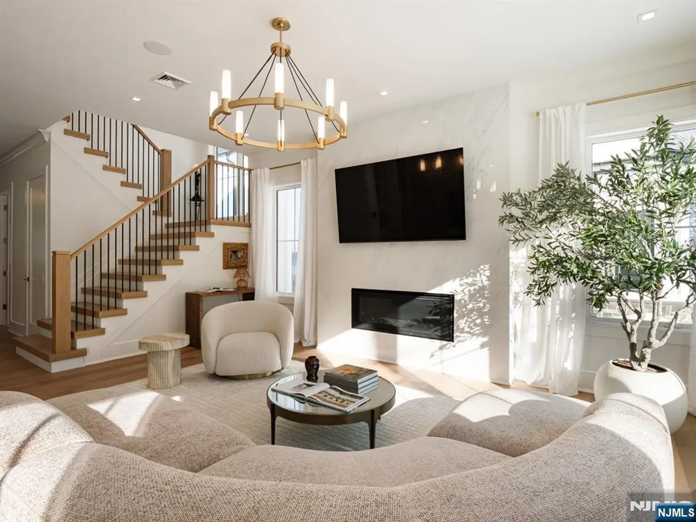 16-18 Paris Avenue 9 Rockleigh, NJ 07647