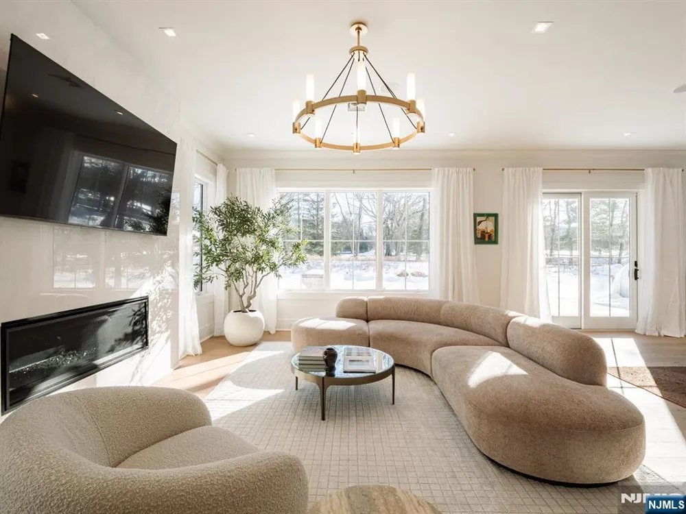 16-18 Paris Avenue 9 Rockleigh, NJ 07647