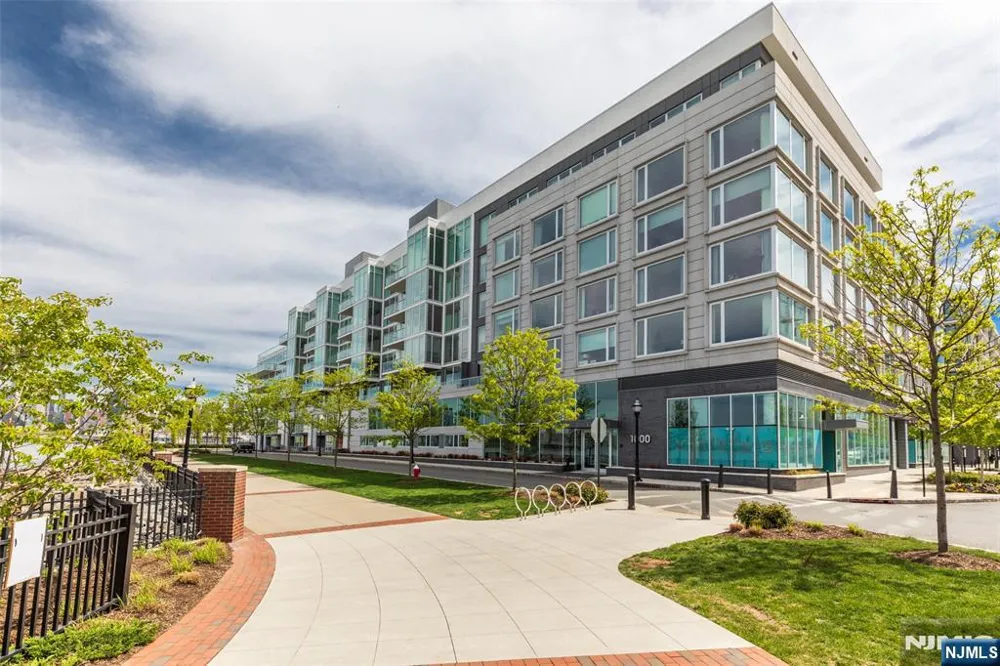 1000 Avenue At Port Imperial PH702 Weehawken, NJ 07086