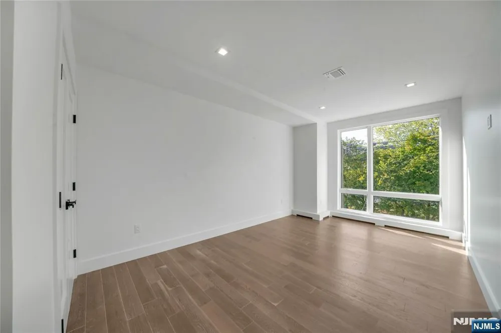 428 6th Street 1 Palisades Park, NJ 07650
