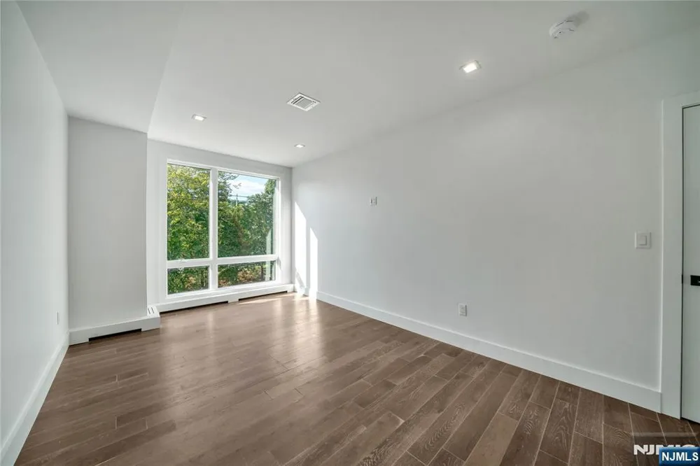 428 6th Street 1 Palisades Park, NJ 07650