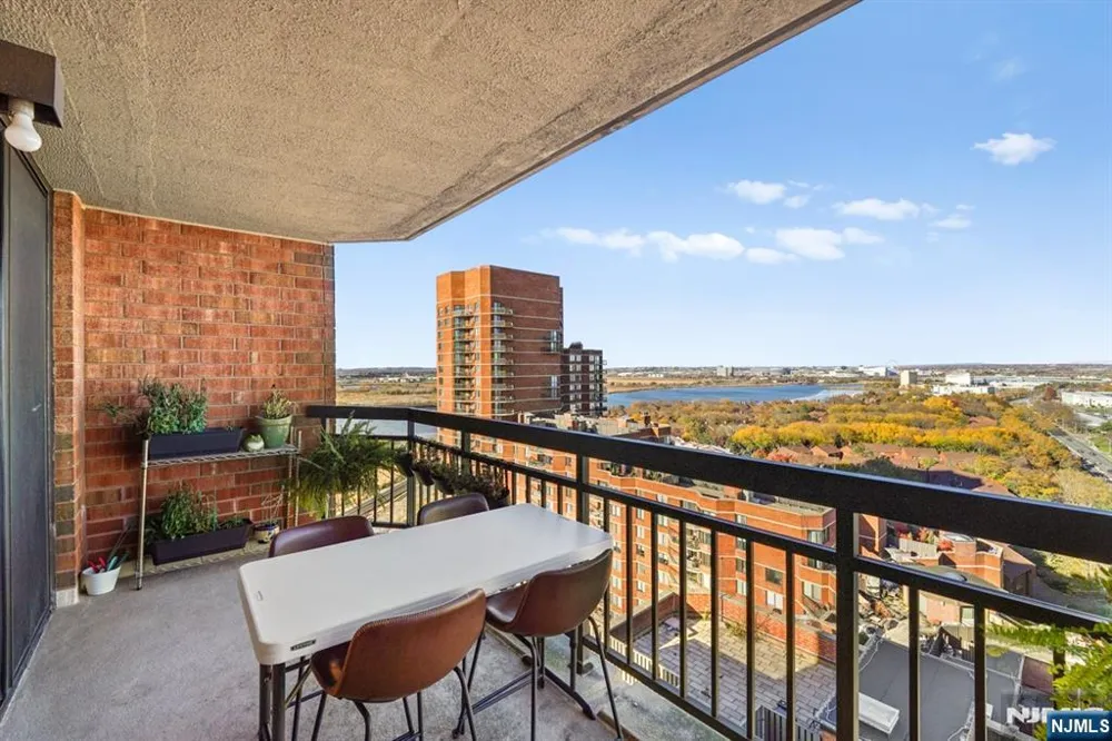 2005 Harmon Cove Tower Secaucus, NJ 07094