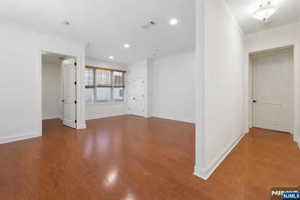 1314 The Plaza Tenafly, NJ 07670