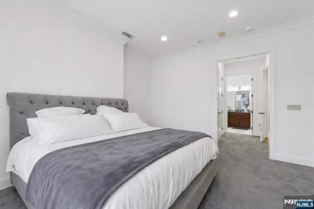 1314 The Plaza Tenafly, NJ 07670