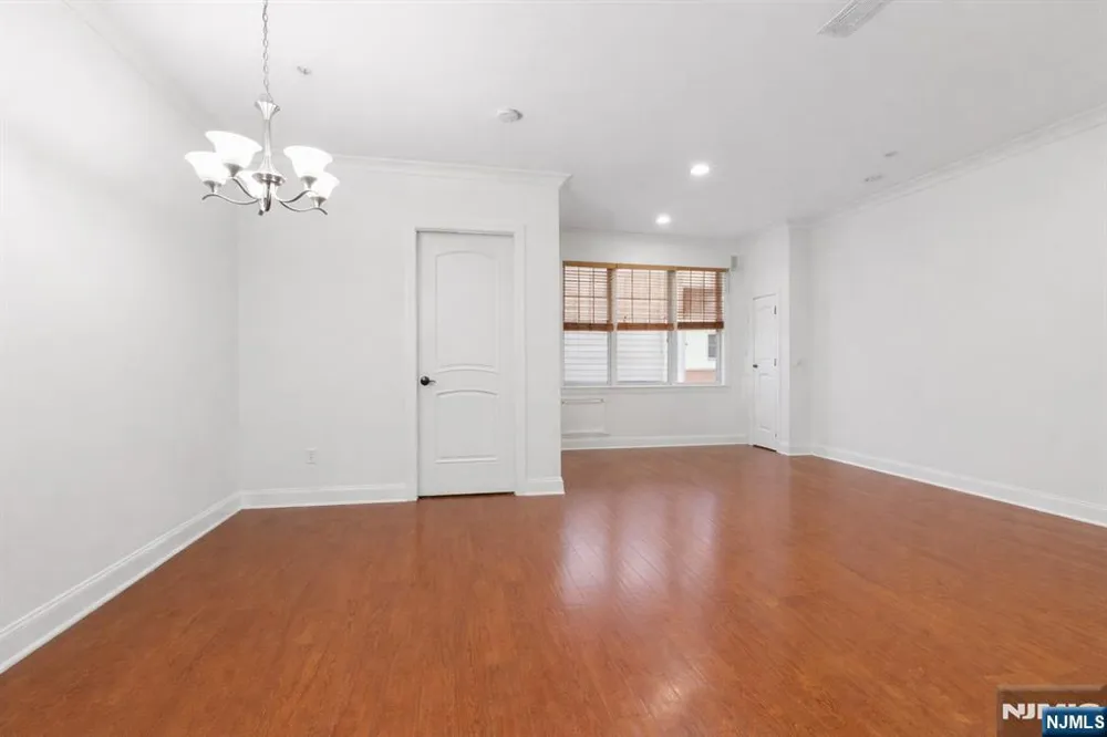 1314 The Plaza Tenafly, NJ 07670