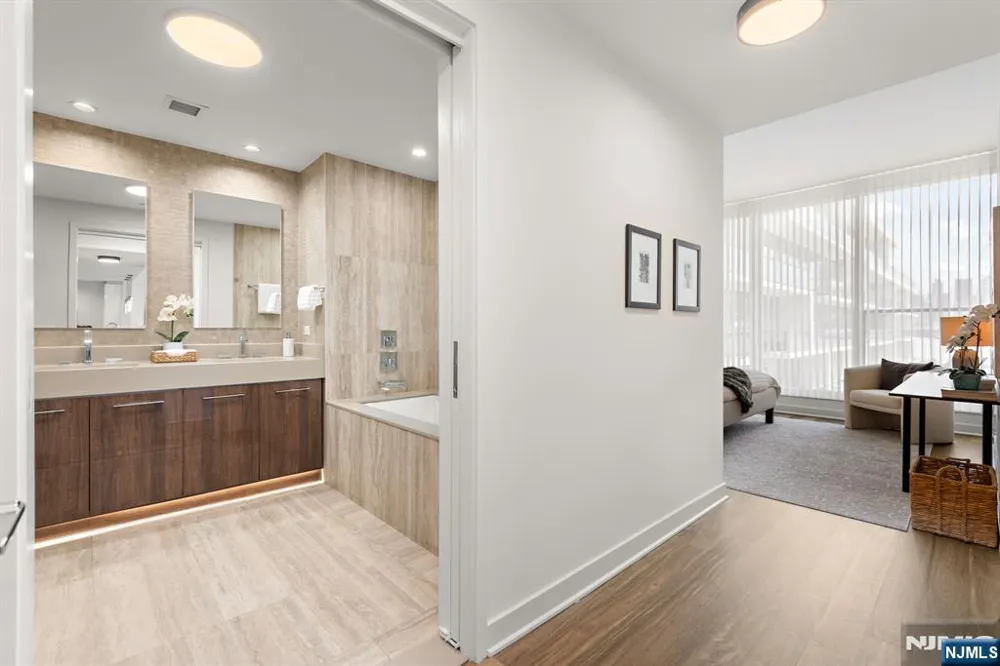 1200 Ave At Port Imperial 513 Weehawken, NJ 07086
