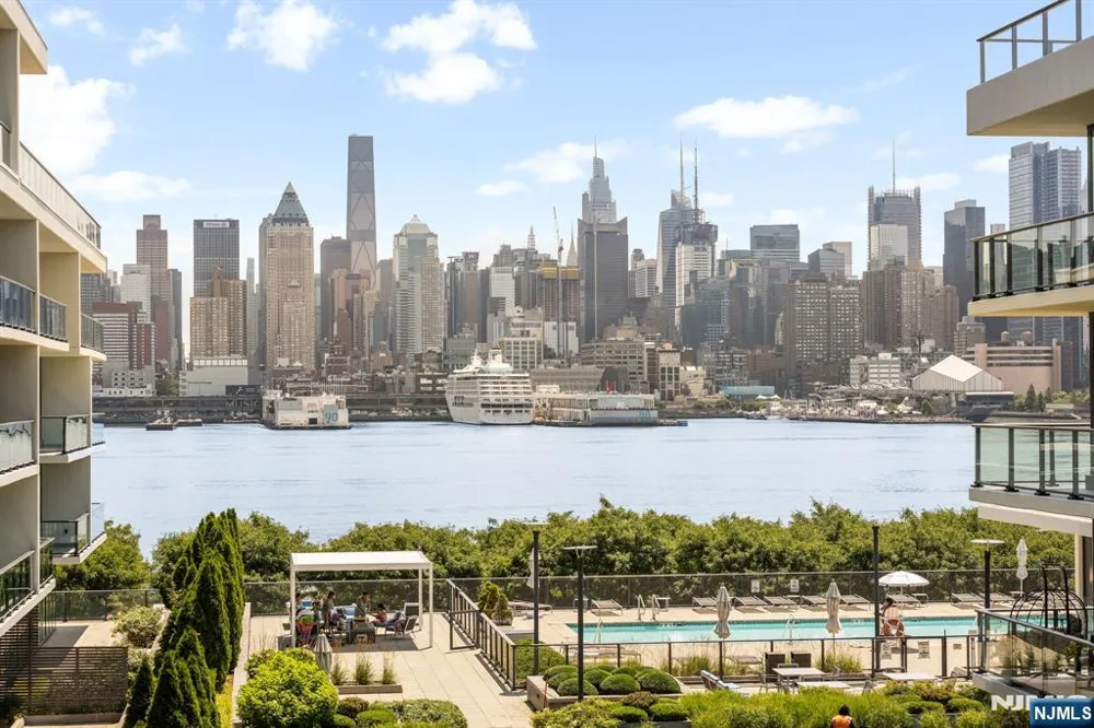 1200 Ave At Port Imperial 513 Weehawken, NJ 07086