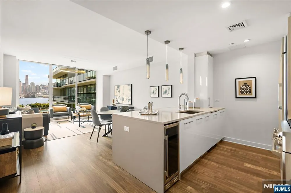 1200 Ave At Port Imperial 513 Weehawken, NJ 07086
