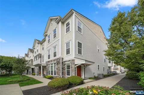 3 Holly Lane