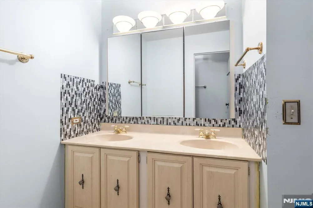 1705 Harmon Cove Tower Secaucus, NJ 07094
