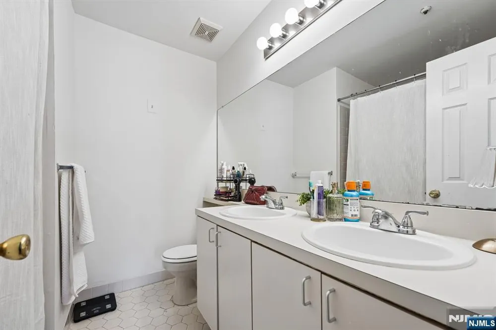 48 Cornerstone Lane Newark, NJ 07103