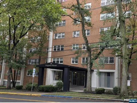 39 E 39th `M1
