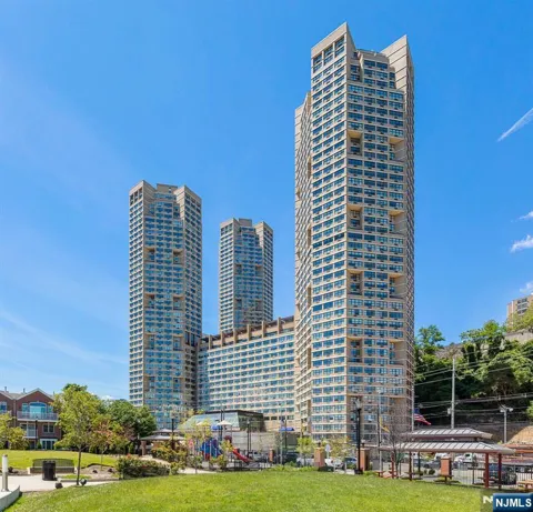 7004 Boulevard E 40G