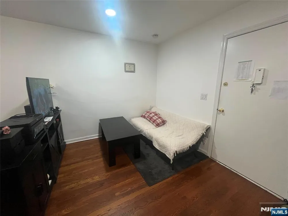 565 Grove F-12 Clifton, NJ 07013