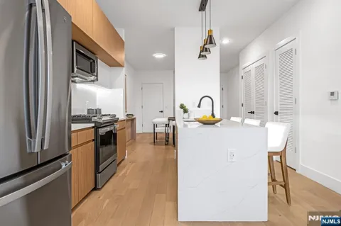 649 38th Street PH505