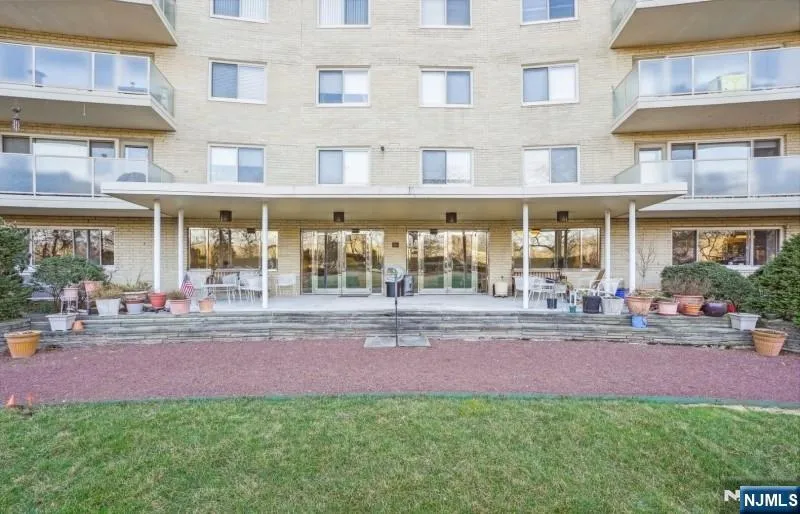 377 S Harrison Street 15D East Orange, NJ 07018