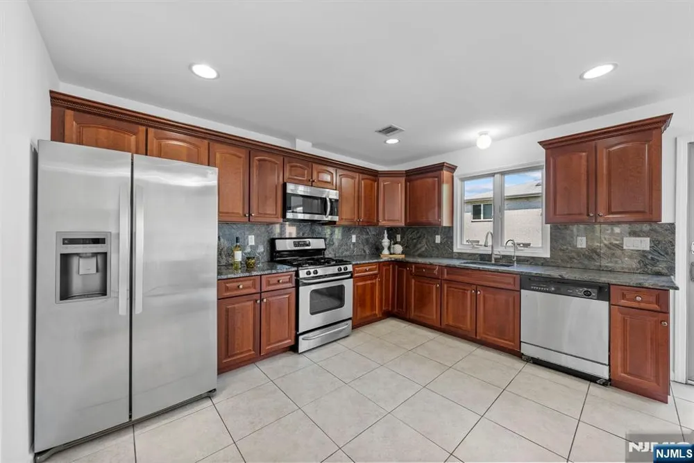 433 1st Street B Palisades Park, NJ 07650