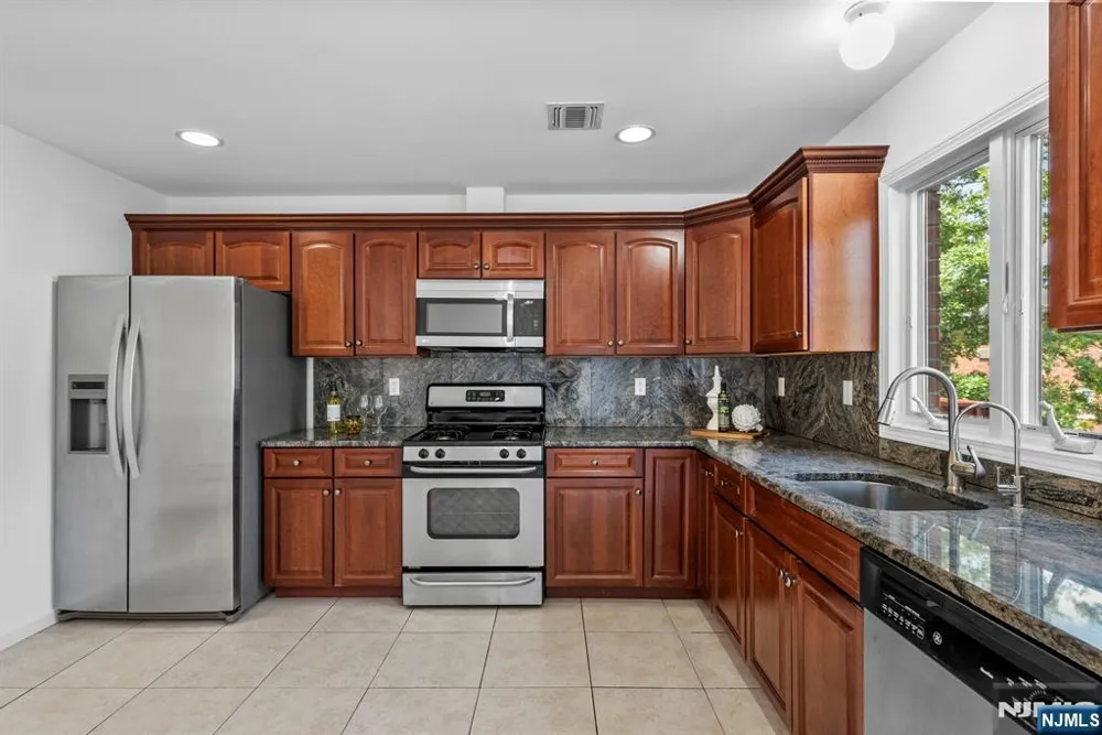 433 1st Street B Palisades Park, NJ 07650