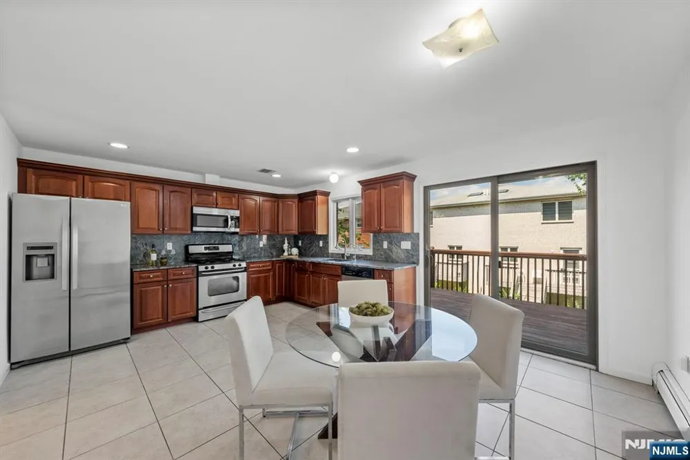 433 1st Street B Palisades Park, NJ 07650