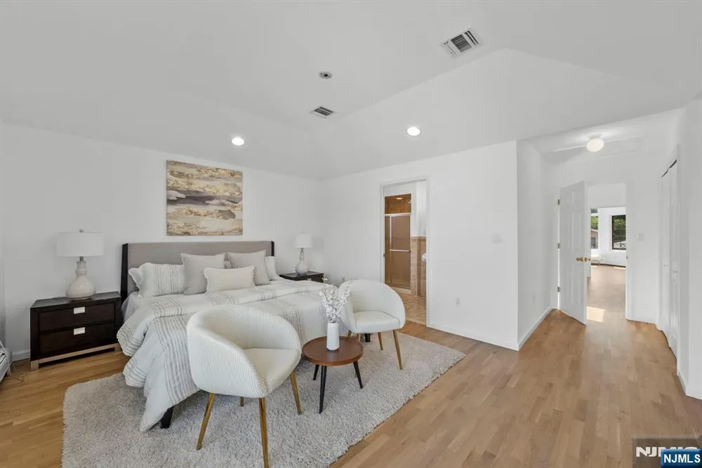 433 1st Street B Palisades Park, NJ 07650