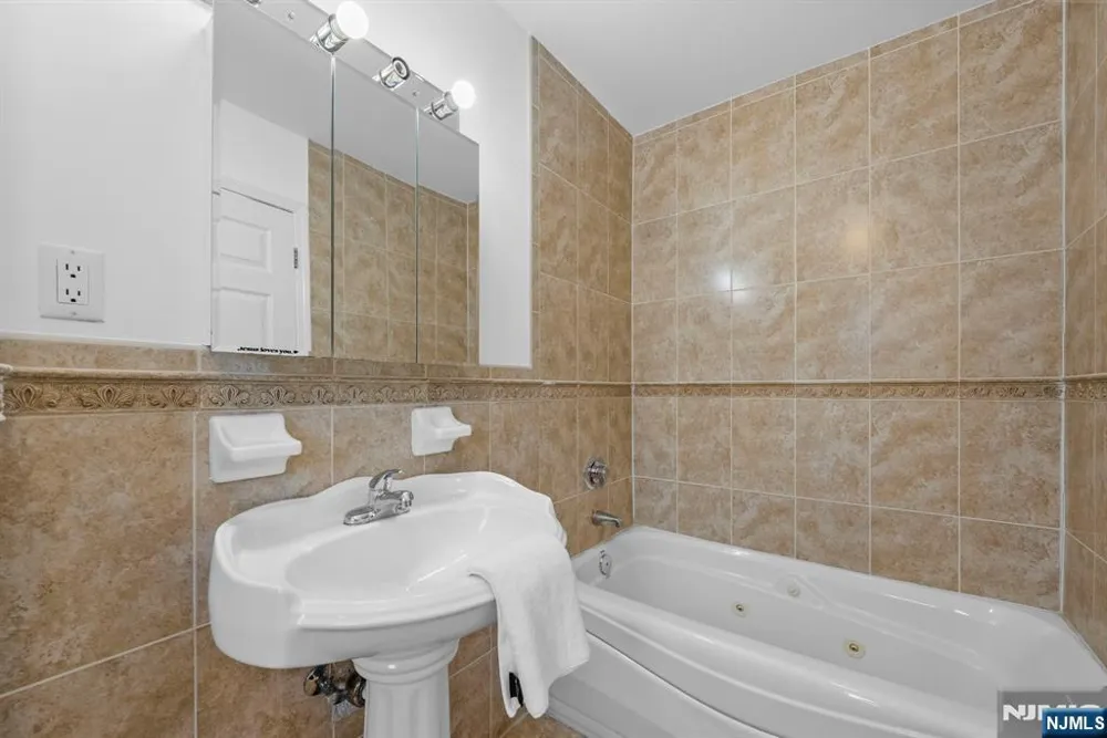 433 1st Street B Palisades Park, NJ 07650
