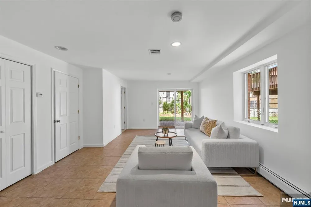 433 1st Street B Palisades Park, NJ 07650