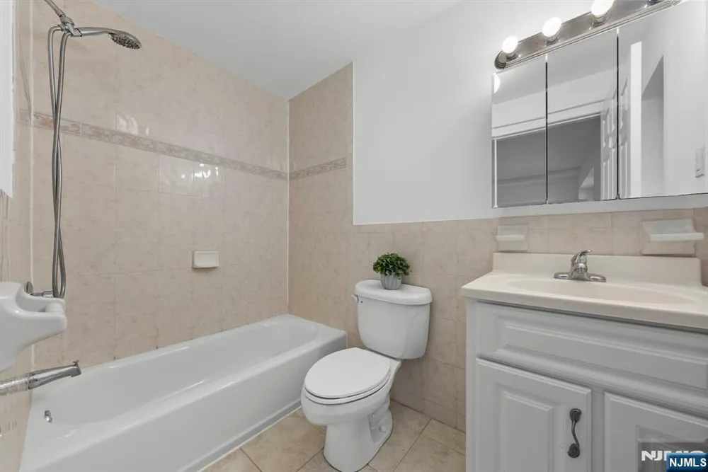 433 1st Street B Palisades Park, NJ 07650