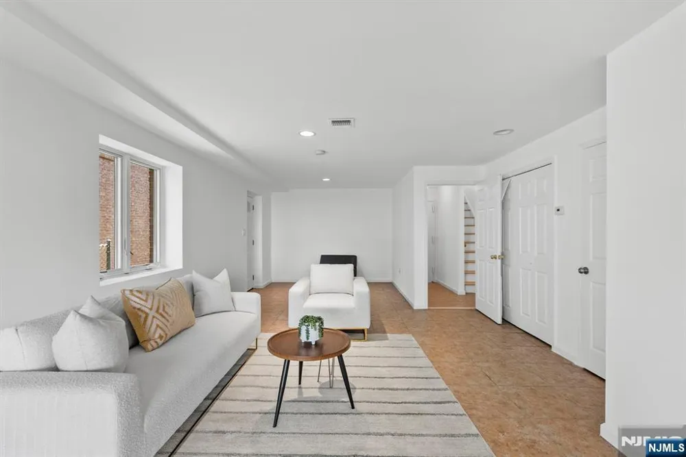 433 1st Street B Palisades Park, NJ 07650