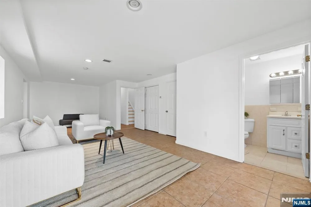 433 1st Street B Palisades Park, NJ 07650