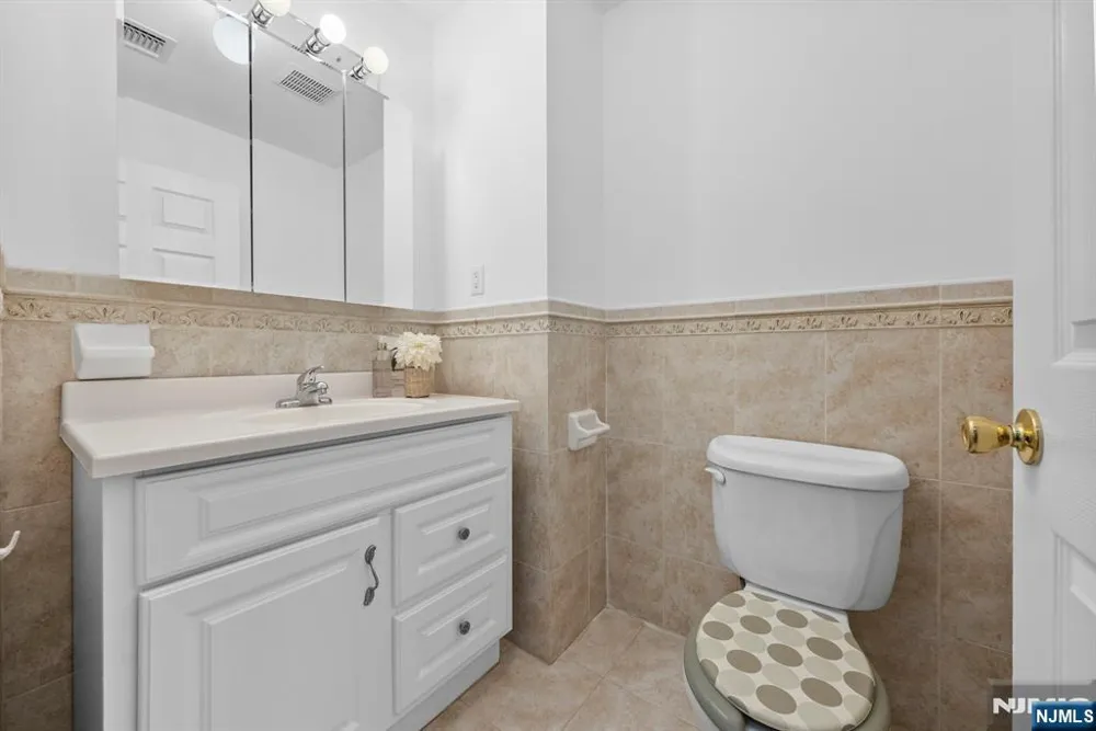 433 1st Street B Palisades Park, NJ 07650