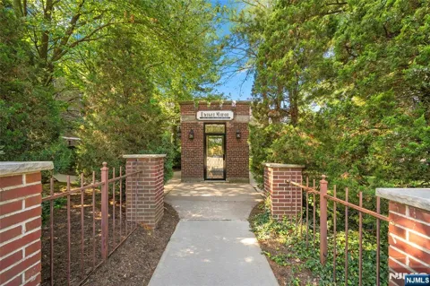 100 Palisade Avenue B31
